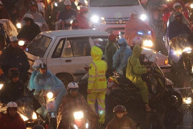 Kinh hoang canh tac duong khap noi o Ha Noi chieu toi nay-Hinh-4